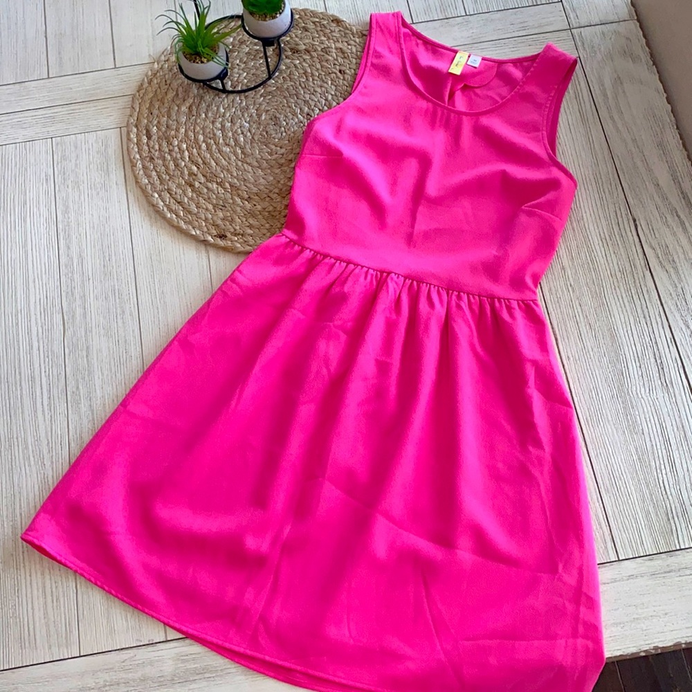 Bee Stitched NWOT Scalloped pink dress size medium